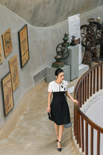 Đầm tiệc đen phối tay choàng đính hoa