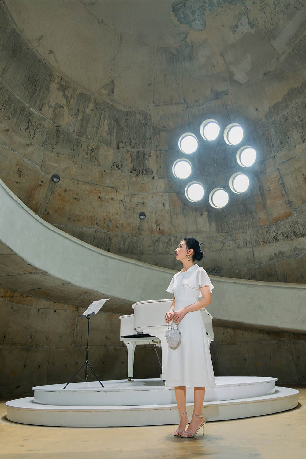 Đầm trắng dáng xòe phối áo khoác choàng