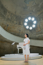 Đầm trắng dáng xòe phối áo khoác choàng