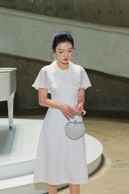 Đầm trắng dáng xòe phối áo khoác choàng