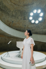 Đầm trắng dáng xòe phối áo khoác choàng