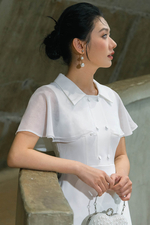 Đầm trắng dáng xòe phối áo khoác choàng