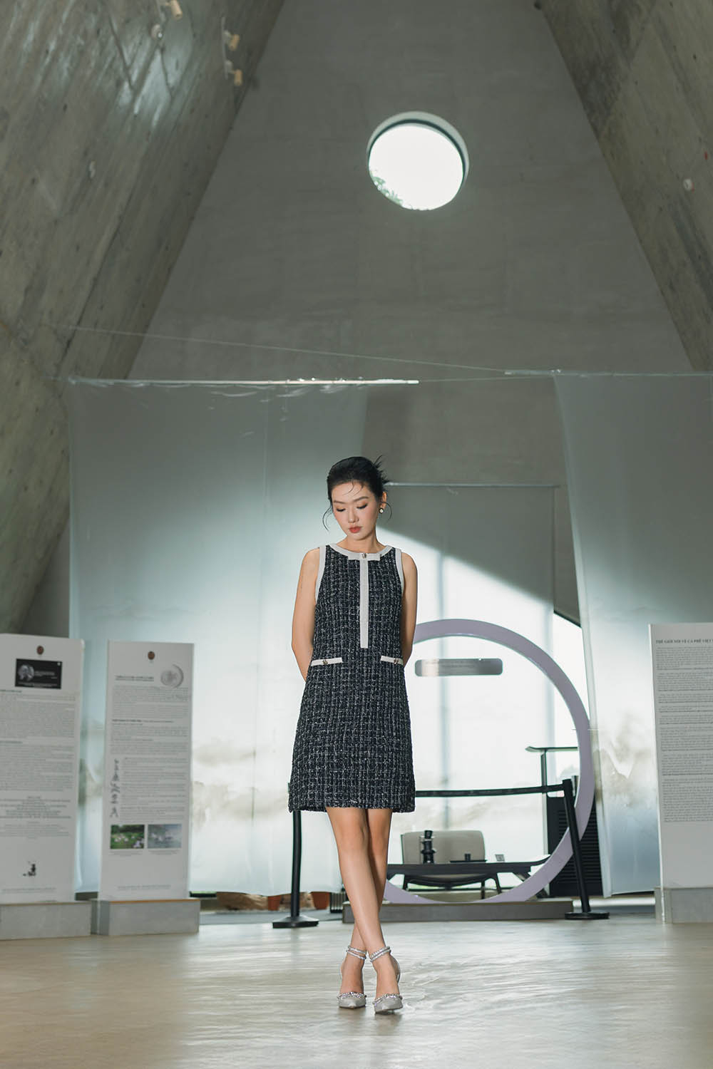 Đầm tweed đen phối trắng dáng chữ A