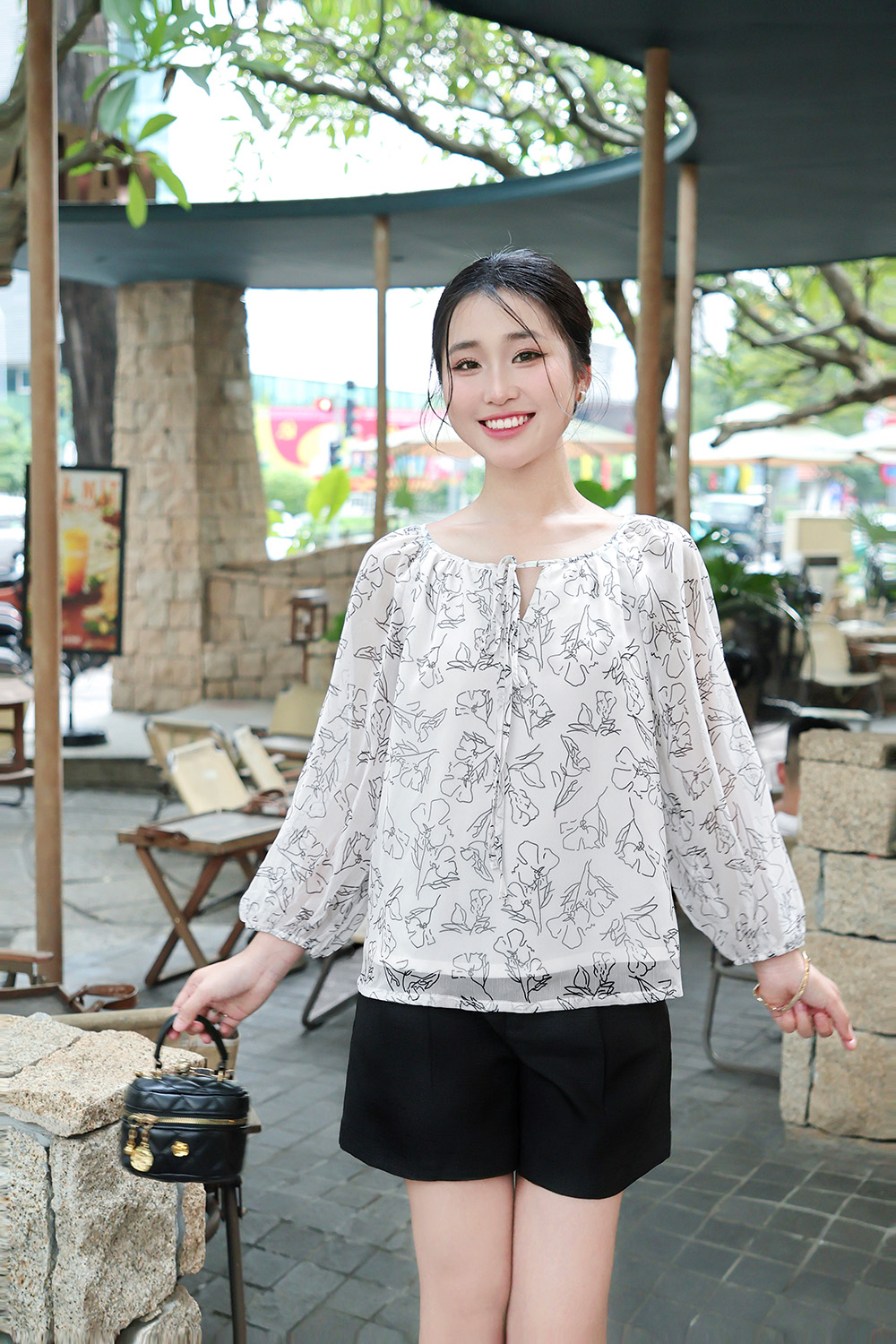 Áo kiểu nữ màu trắng họa tiết đen