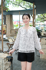 Áo kiểu nữ màu trắng họa tiết đen