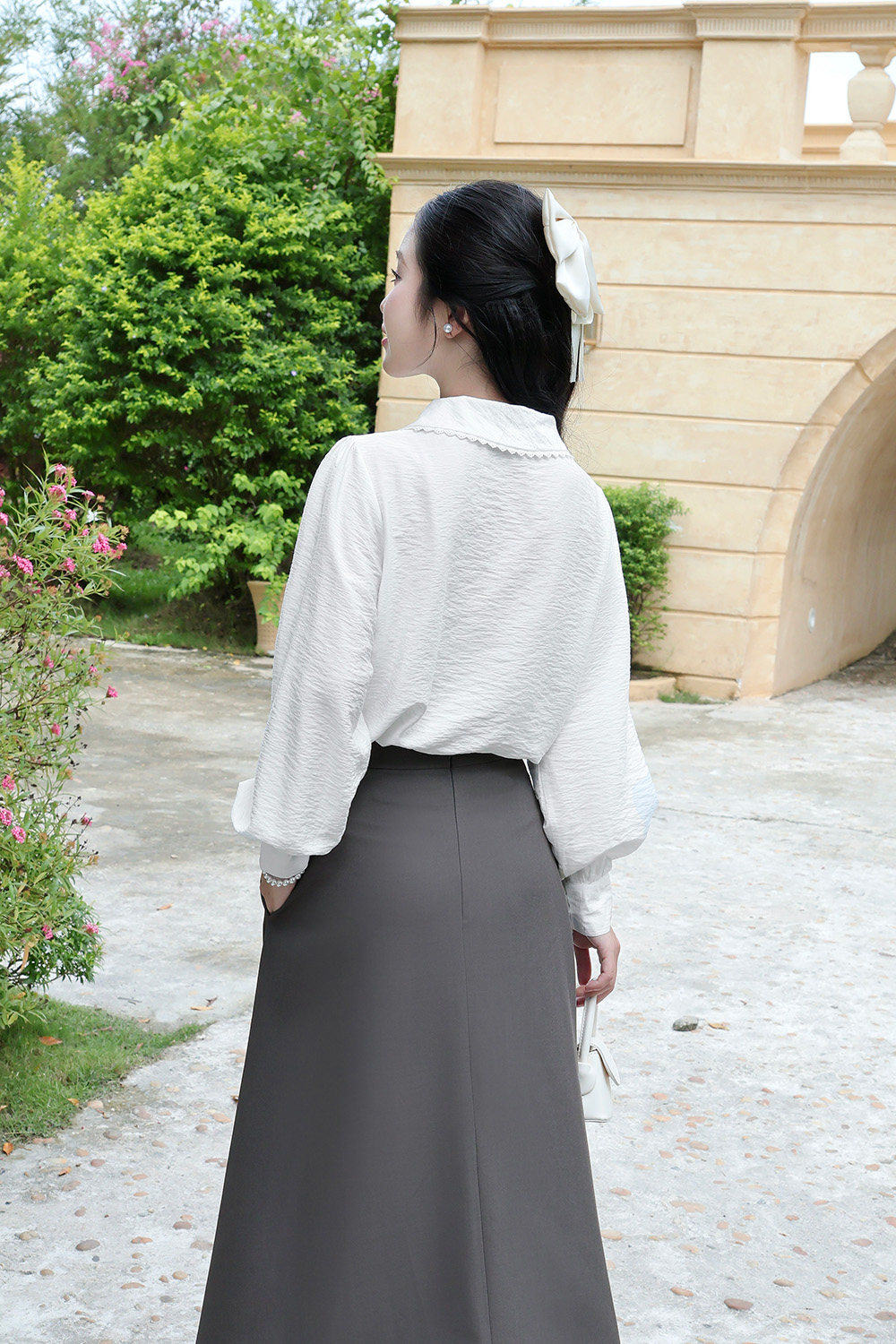 Áo sơ mi trắng cổ sen thắt nơ