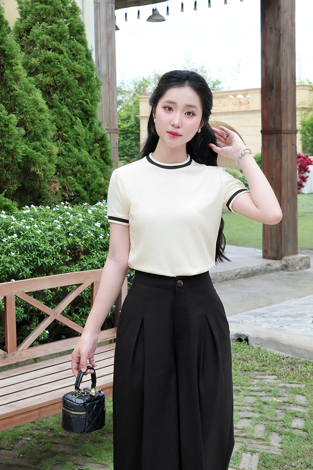 Áo thun gân cotton màu trắng viền đen