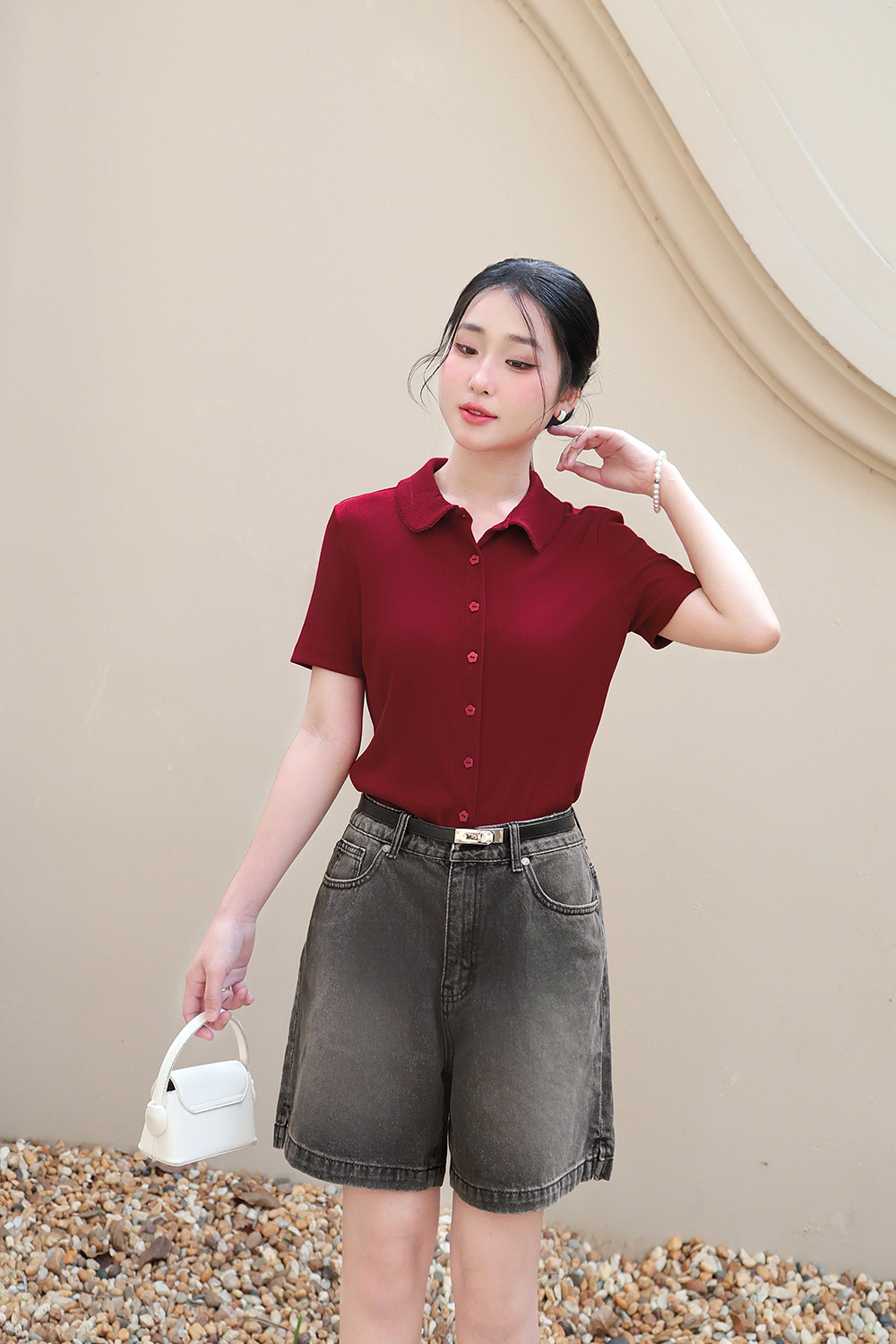 Áo thun gân màu đỏ cổ sen cài cúc trước