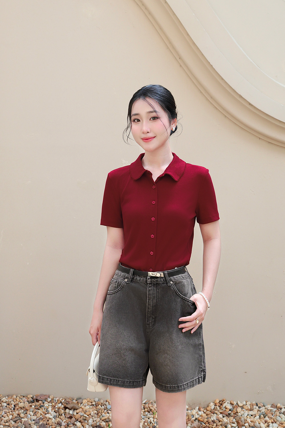 Áo thun gân màu đỏ cổ sen cài cúc trước