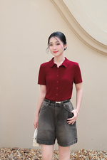 Áo thun gân màu đỏ cổ sen cài cúc trước