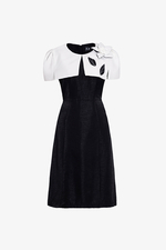 Đầm tiệc đen phối tay choàng đính hoa