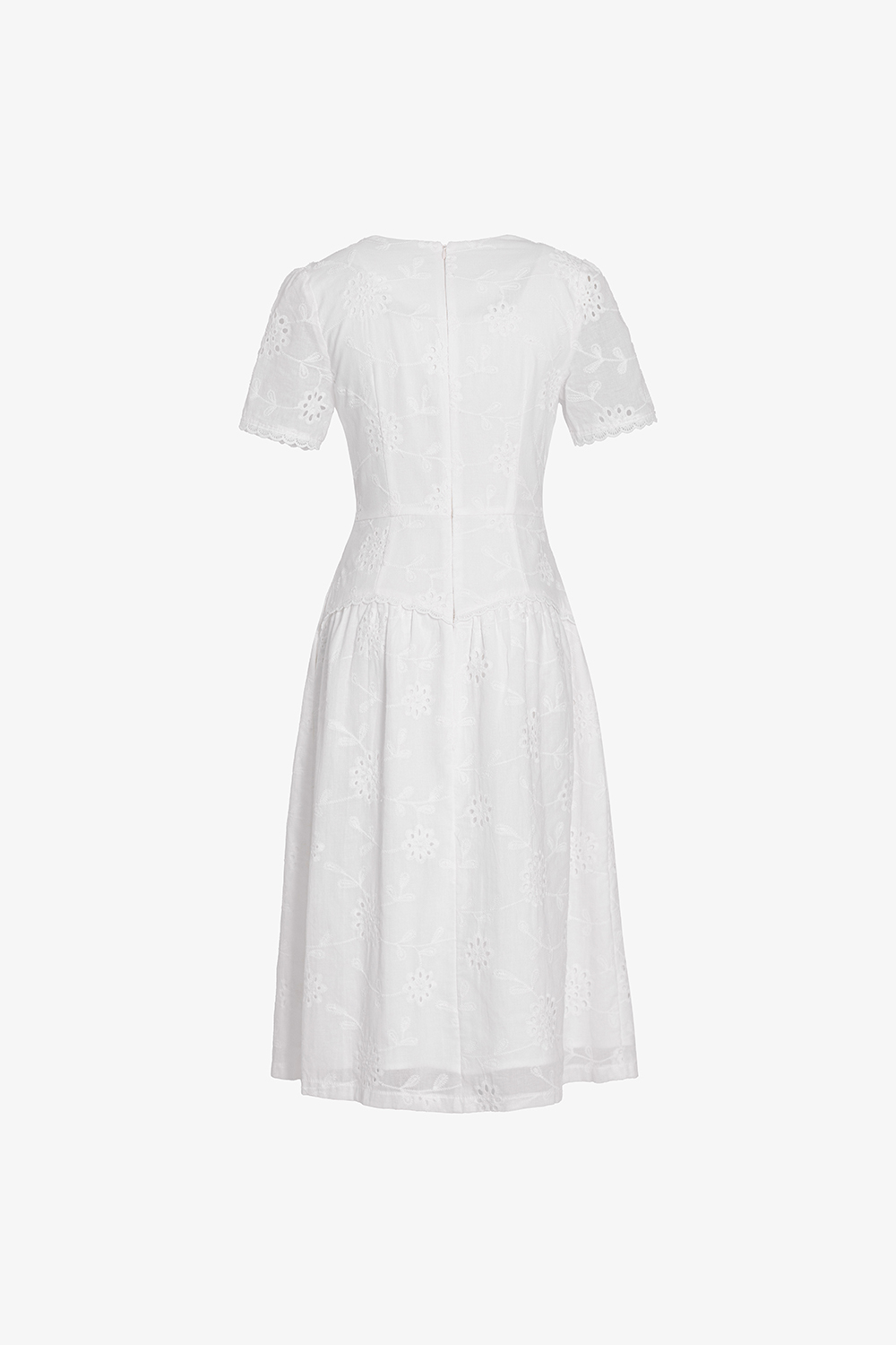 Đầm trắng xô thêu dáng xòe nhấn eo