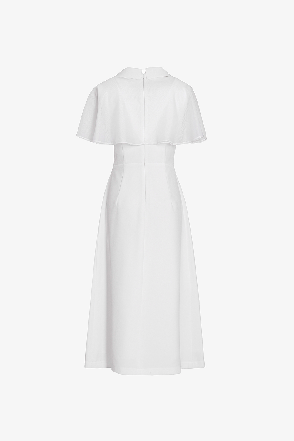 Đầm trắng dáng xòe phối áo khoác choàng