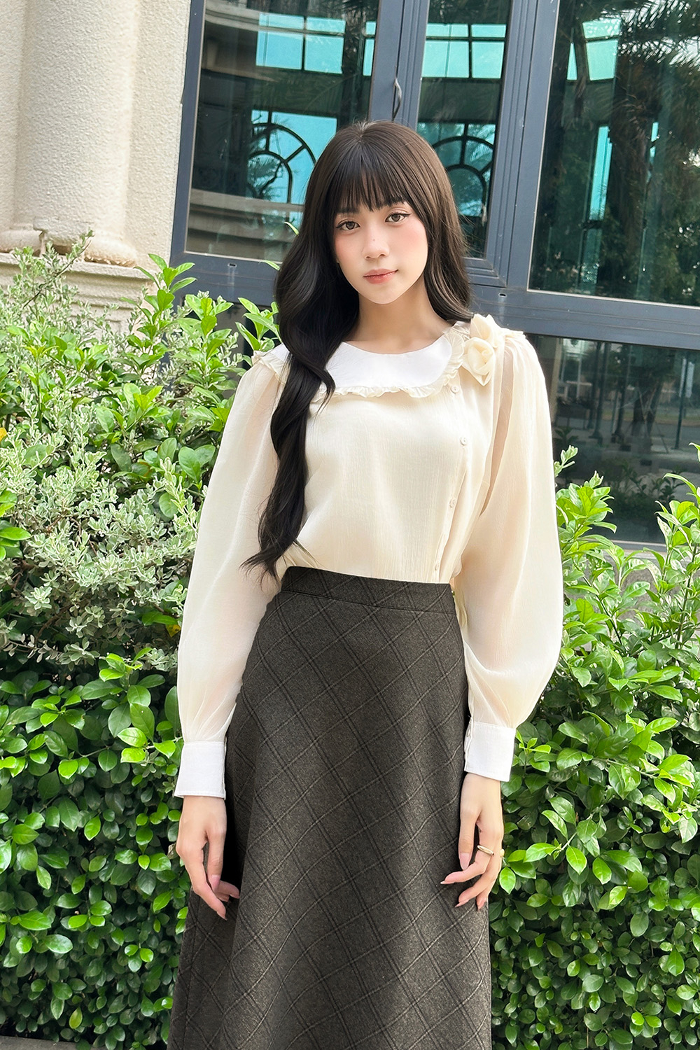 Áo sơ mi cổ bèo đính hoa