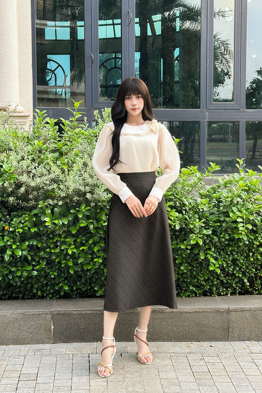 Áo sơ mi cổ bèo đính hoa