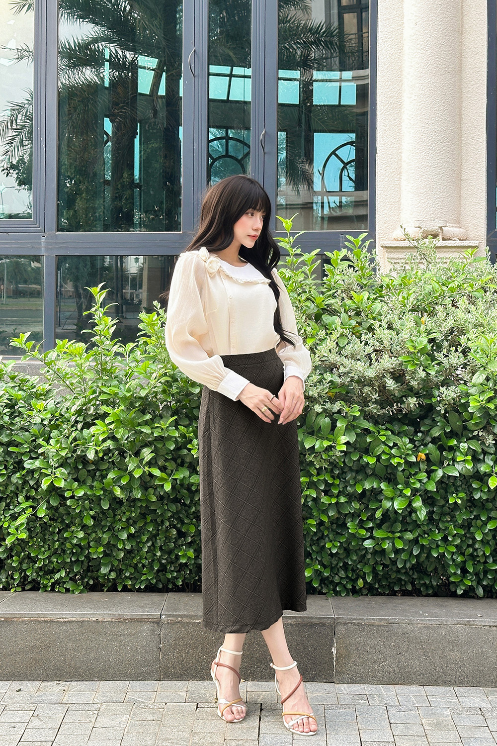 Áo sơ mi cổ bèo đính hoa