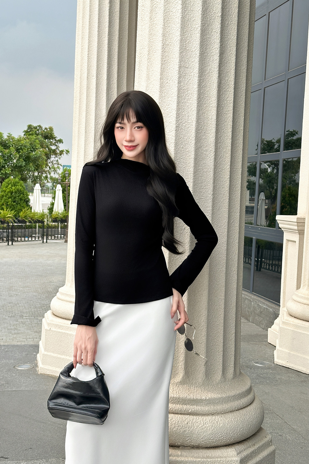 Áo thun nữ tay dài lệch vai màu đen