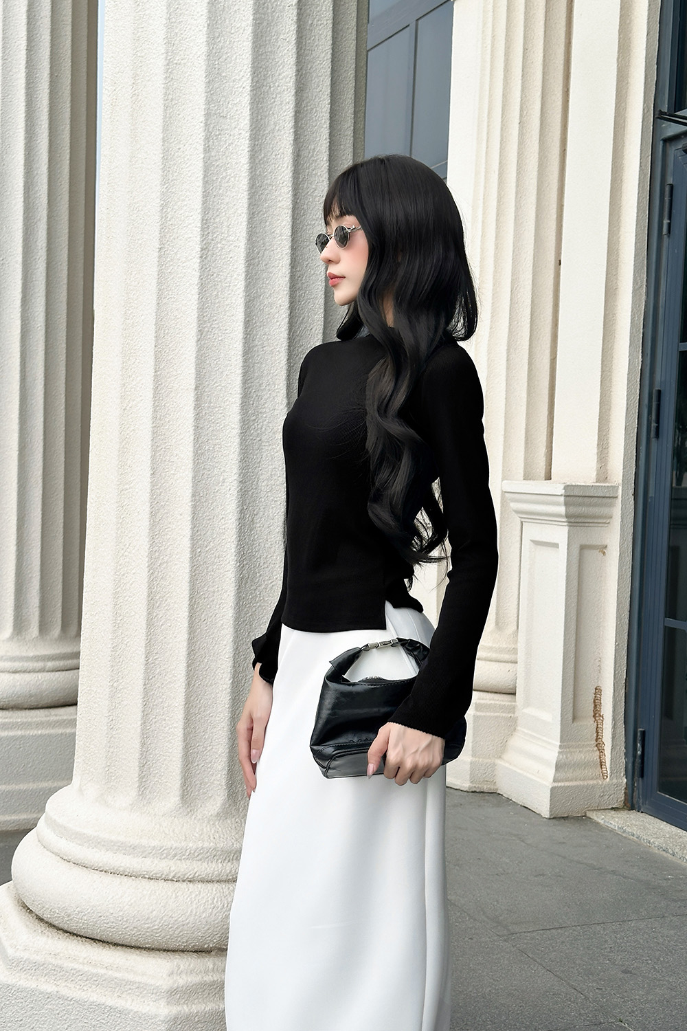 Áo thun nữ tay dài lệch vai màu đen