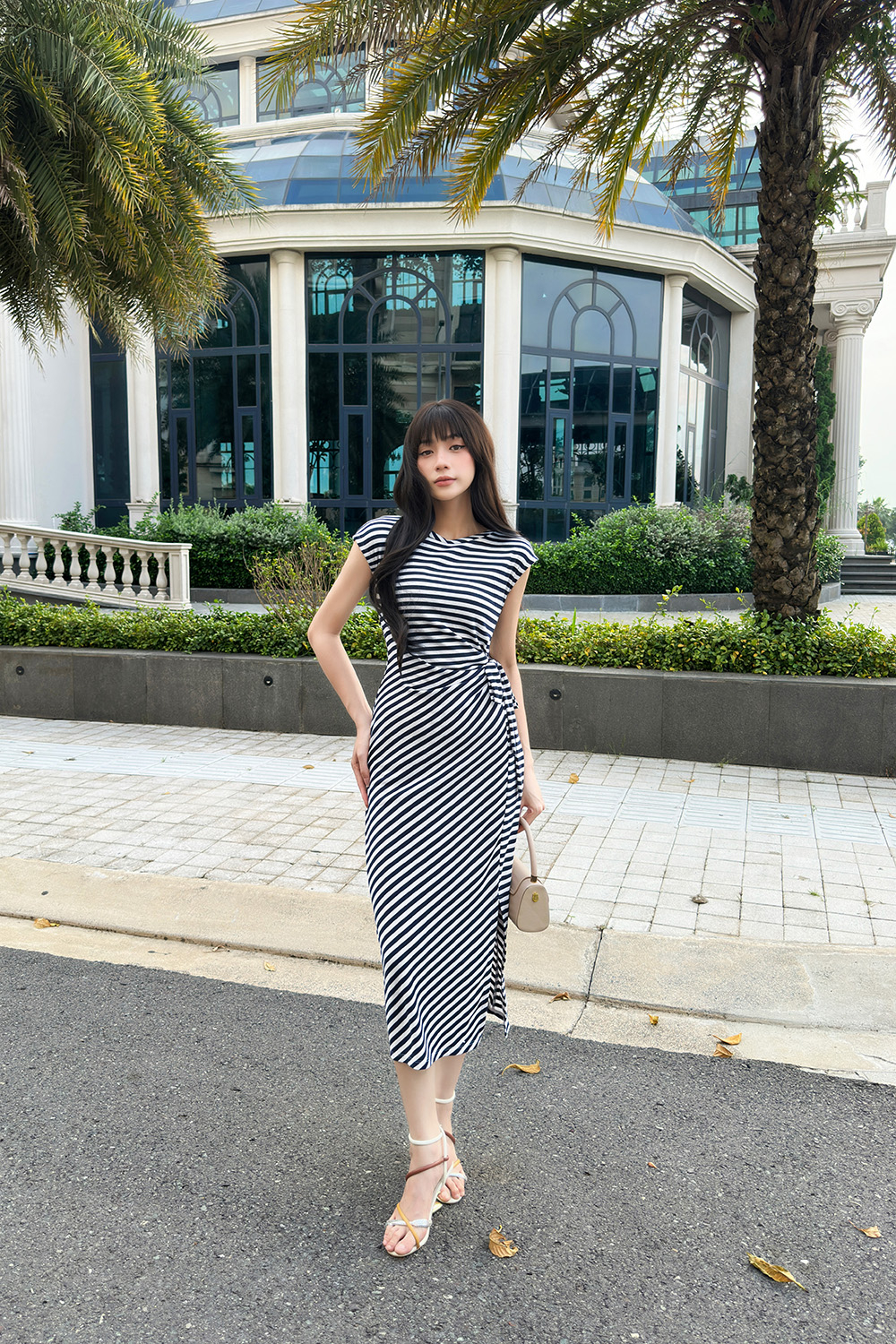 Đầm thun trắng sọc xanh đen thắt nơ eo