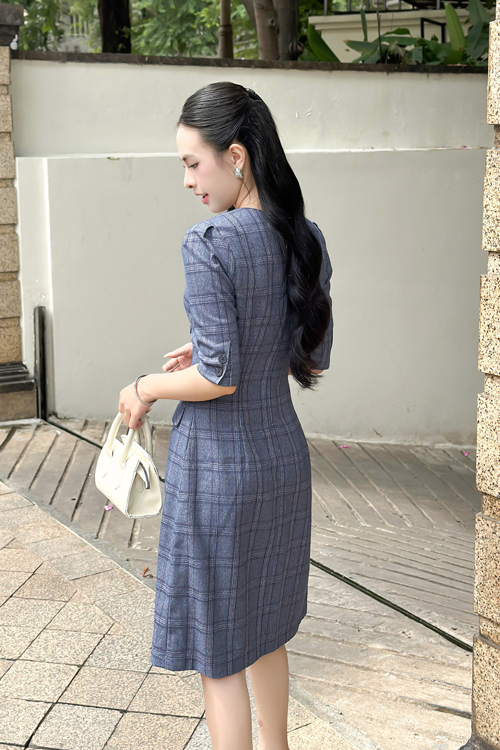 Đầm caro chữ A tay lỡ nhấn eo cao