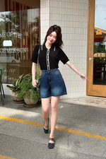 Áo len dệt kim nữ màu đen viền trắng