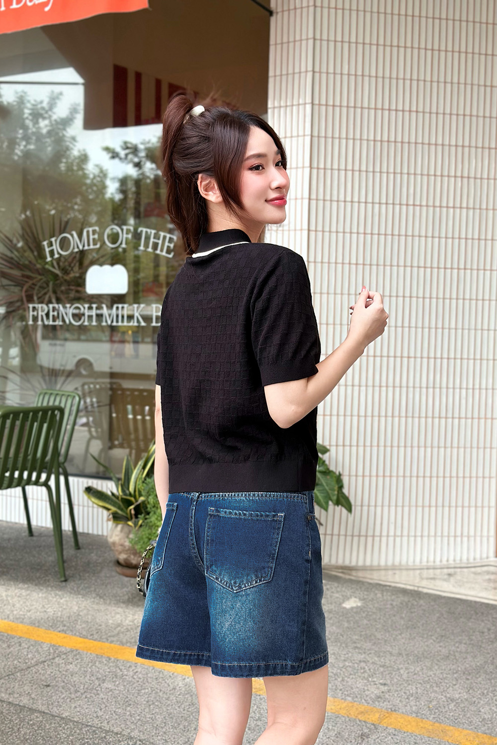 Áo len dệt kim nữ màu đen viền trắng