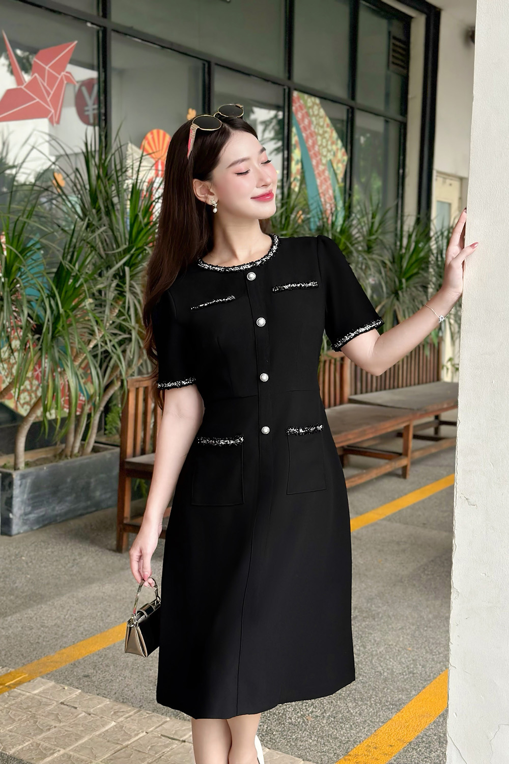 Đầm đen công sở dáng xòe phối viền