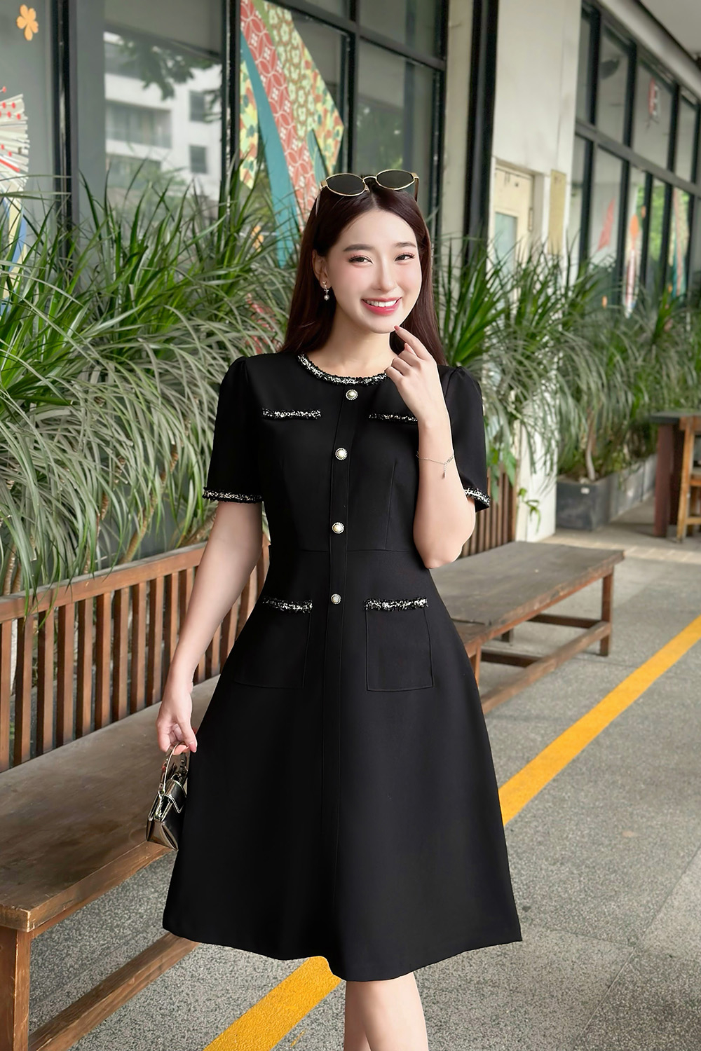 Đầm đen công sở dáng xòe phối viền