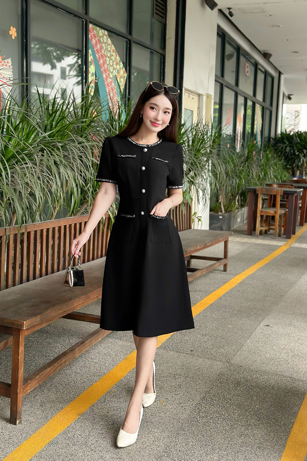 Đầm đen công sở dáng xòe phối viền