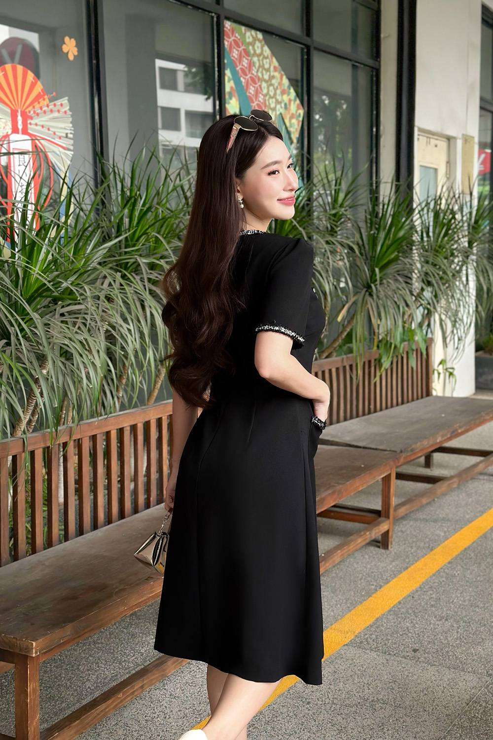 Đầm đen công sở dáng xòe phối viền