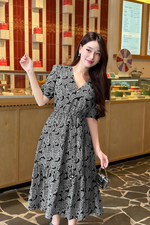 Đầm họa tiết trắng đen dáng xòe cổ V