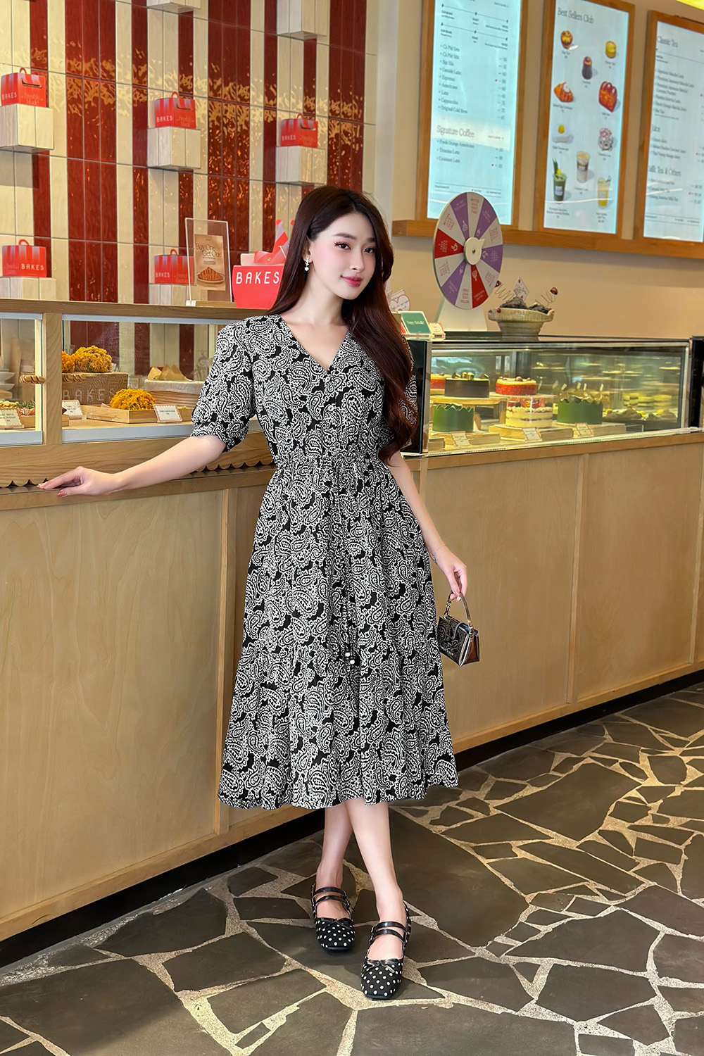 Đầm họa tiết trắng đen dáng xòe cổ V