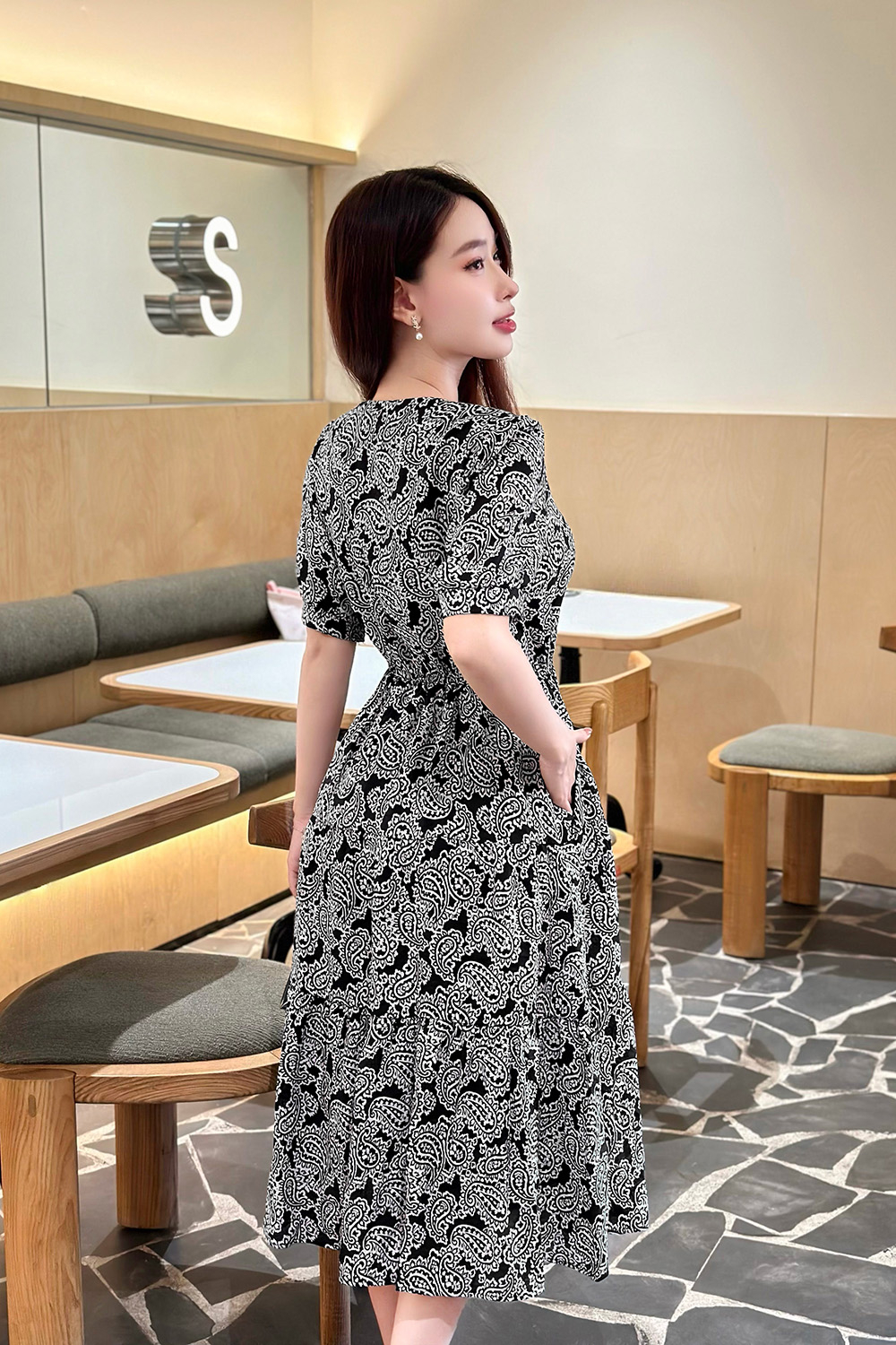 Đầm họa tiết trắng đen dáng xòe cổ V