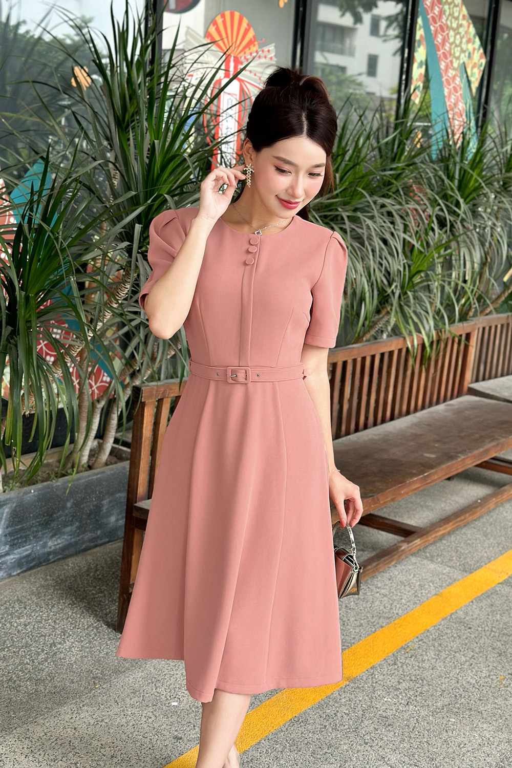 Đầm hồng dáng xoè phối thắt lưng