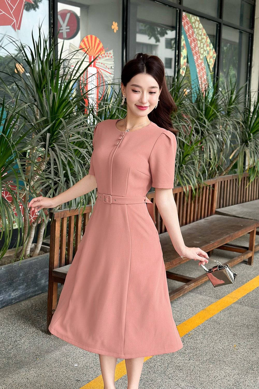 Đầm hồng dáng xoè phối thắt lưng