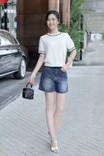 Áo len dệt kim màu trắng viền đen