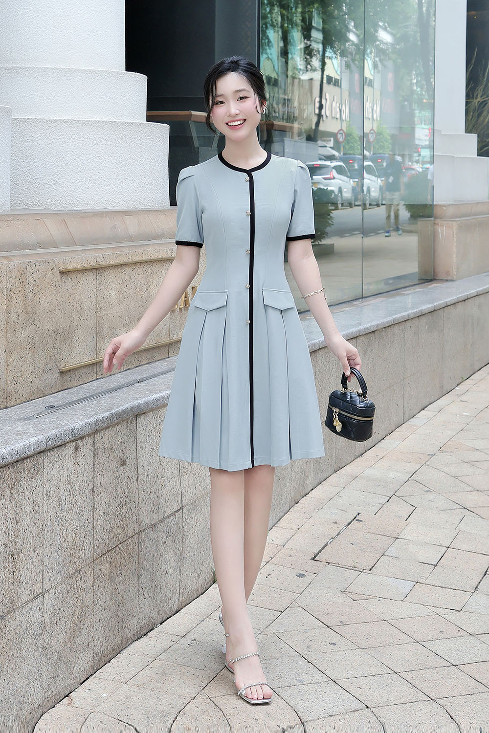 Đầm chữ A xếp ly màu xanh viền đen