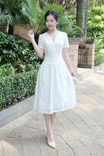 Đầm trắng xô thêu dáng xòe nhấn eo