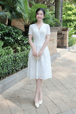 Đầm trắng xô thêu dáng xòe nhấn eo