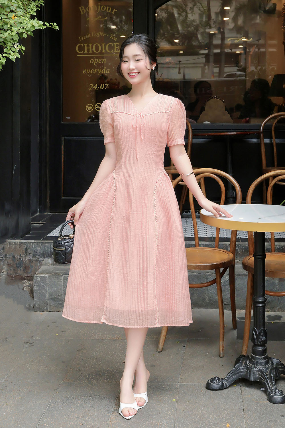 Đầm xòe hồng cổ V đính nơ phối ren