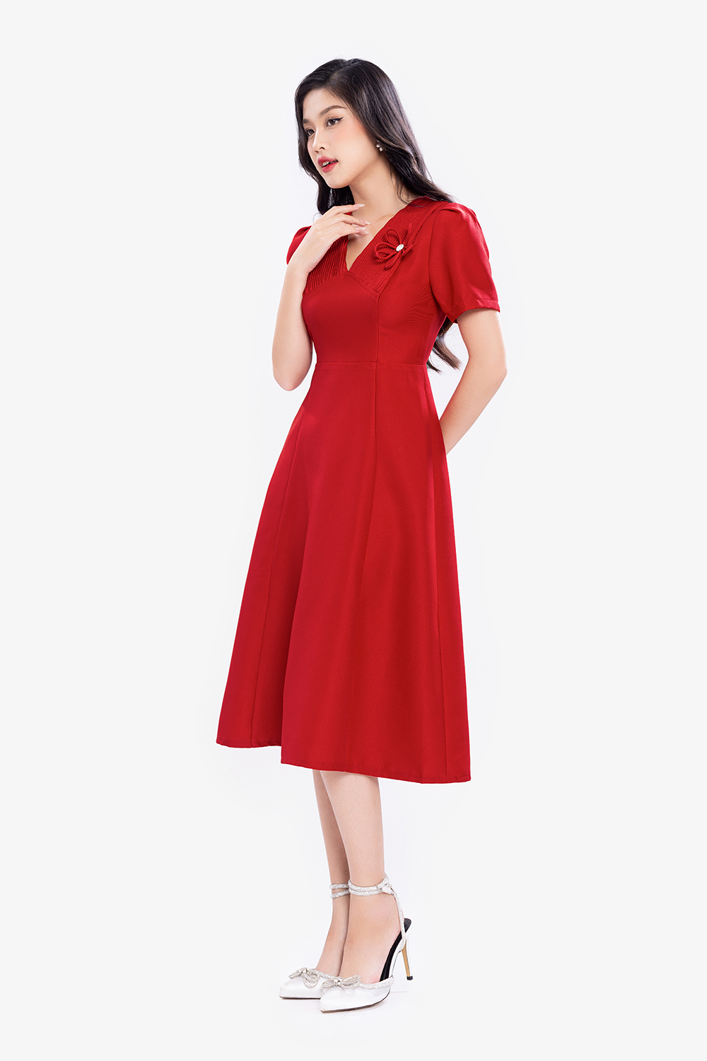 Đầm đỏ dự tiệc dáng dài xòe đính hoa