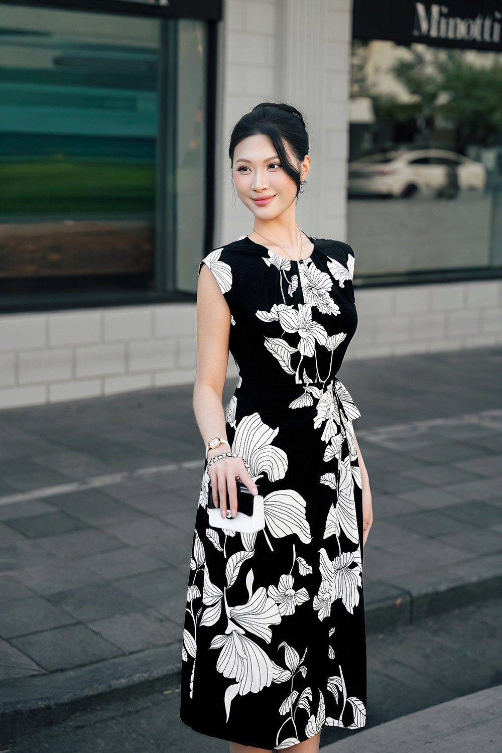 Đầm đen họa tiết trắng tay chờm thắt eo