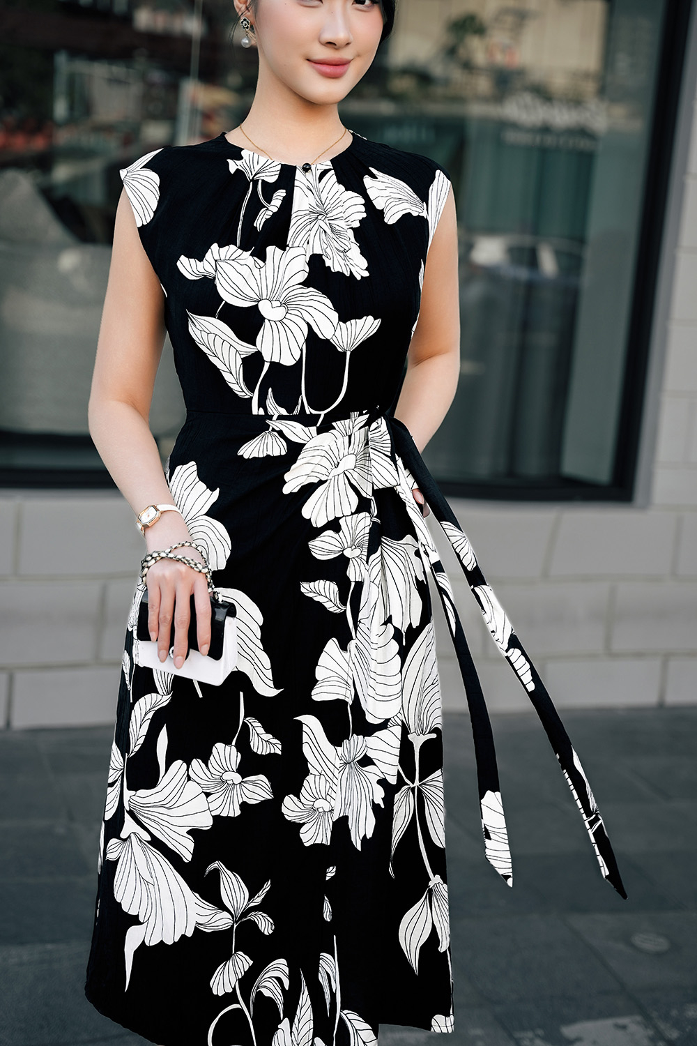 Đầm đen họa tiết trắng tay chờm thắt eo