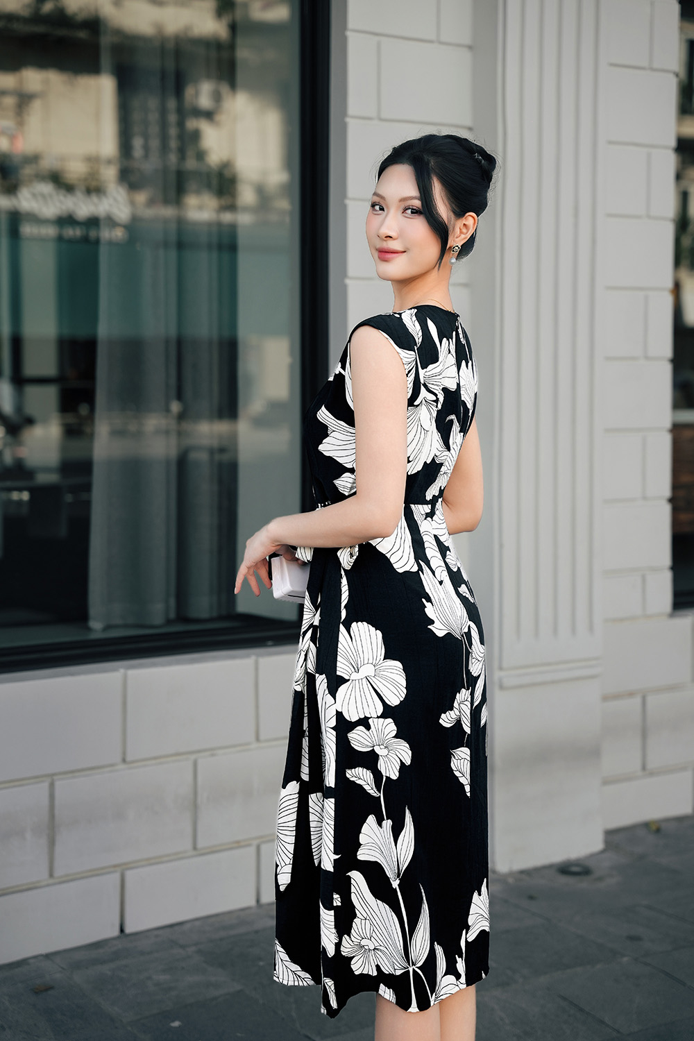 Đầm đen họa tiết trắng tay chờm thắt eo