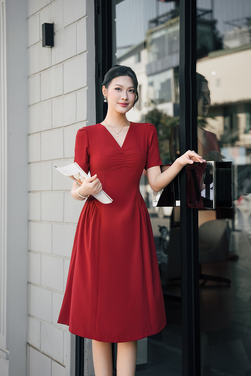 Đầm đỏ dáng xòe cổ V