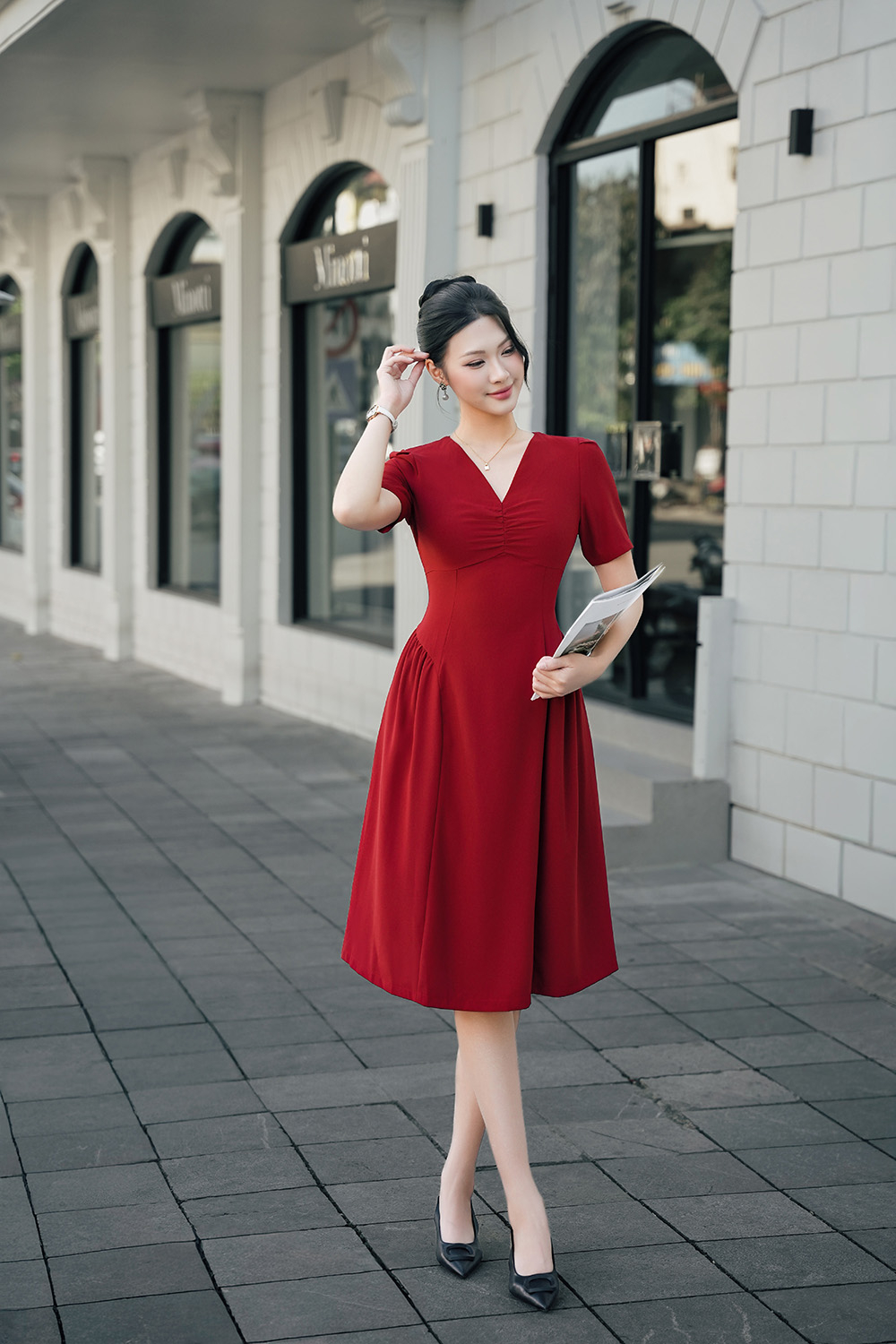 Đầm đỏ dáng xòe cổ V