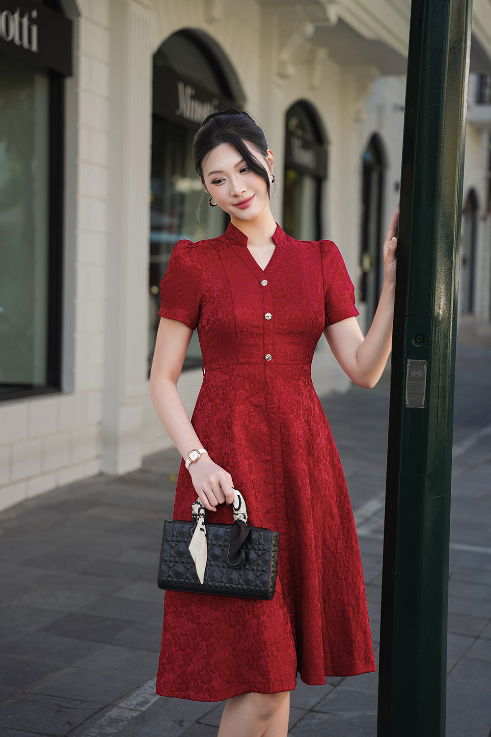 Đầm đỏ gấm hoa nổi dáng xòe