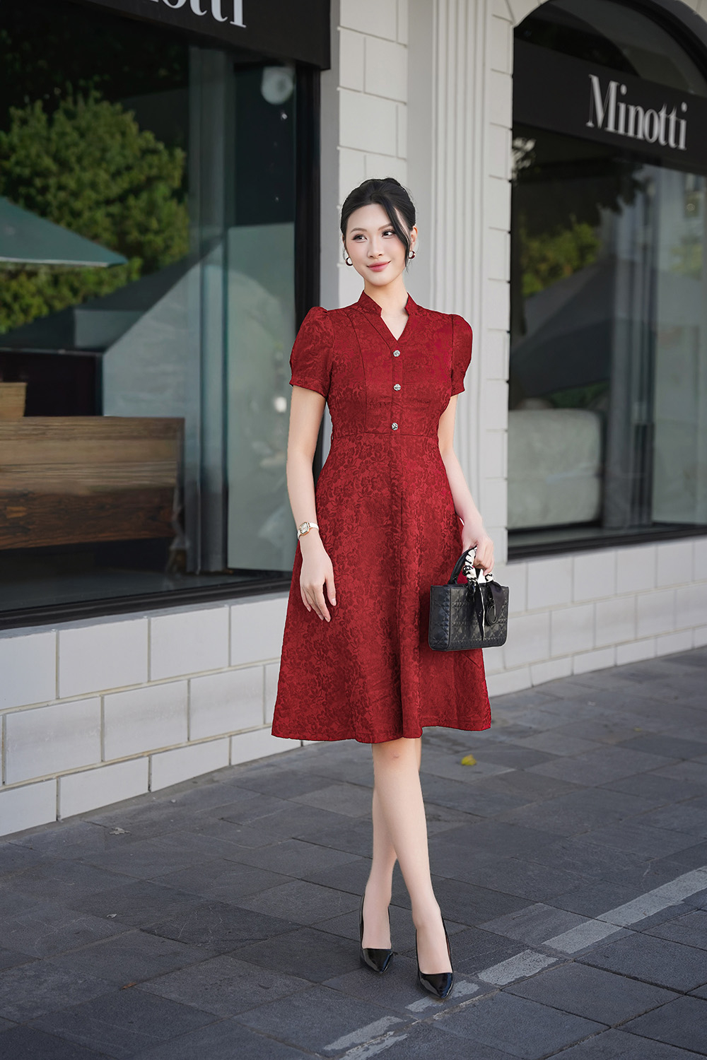 Đầm đỏ gấm hoa nổi dáng xòe