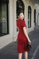 Đầm đỏ gấm hoa nổi dáng xòe