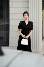 Đầm ren đen dáng xòe dài tay phồng